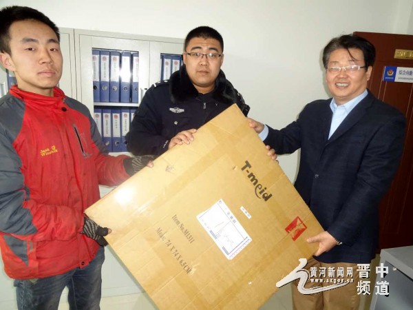 快递员粗心丢货 媒体记者拾金不昧送还
