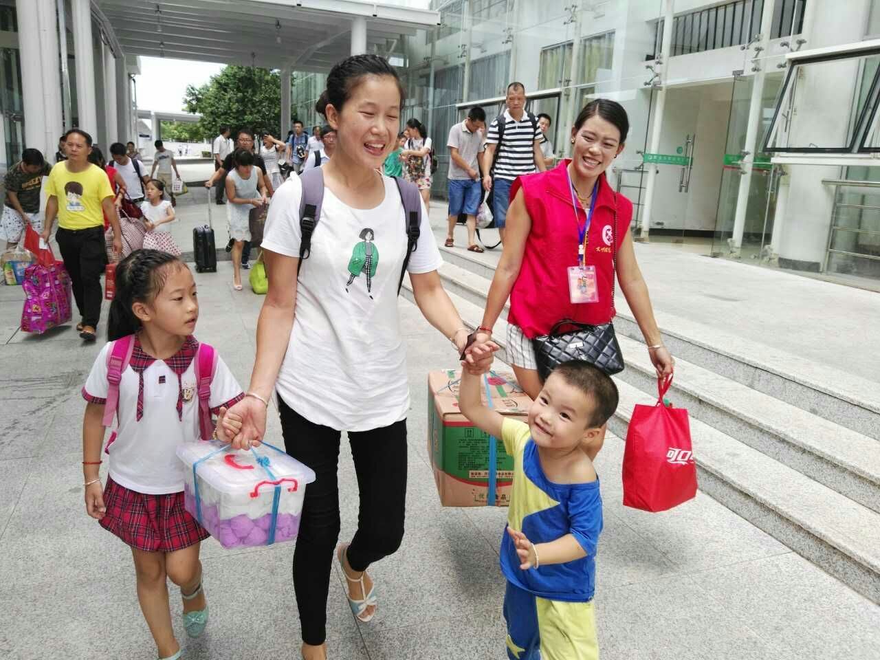  瑞金火车站来了“文明天使”志愿者服务队