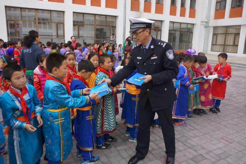 鄂托克旗首套蒙汉双语交通安全教程走进学堂成必修课