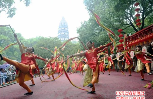 轧出儿时味 2017苏州金秋虎丘庙会热闹开幕