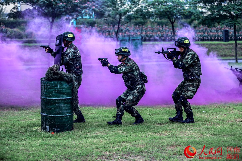 直击武警新兵开训动员：炮火硝烟弥漫练兵场