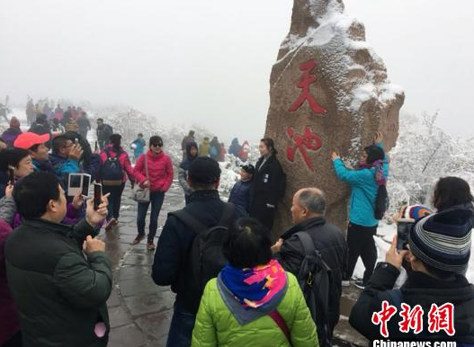 新疆天山天池瑞雪纷飞 游客风雪无阻赏雪景