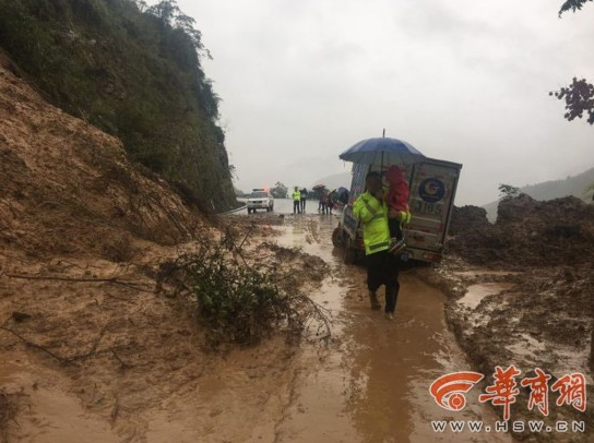 货车被泥石流围困险遭滑坡掩埋 民警冒险救援