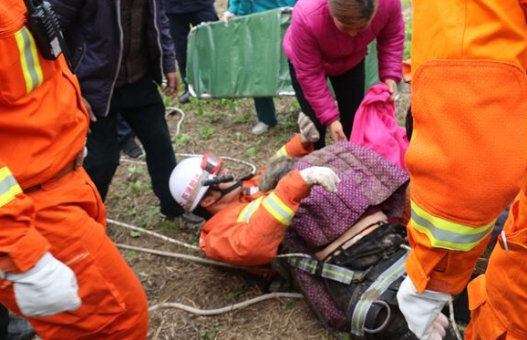 八旬老人不慎落井 消防官兵紧急营救