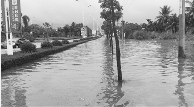 暴雨袭万宁 城乡多处成泽国