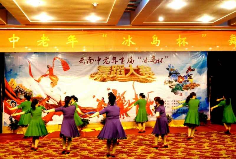 精彩云南:“冰岛茶”心系贫困地区，千名“夕阳红”同台竟舞