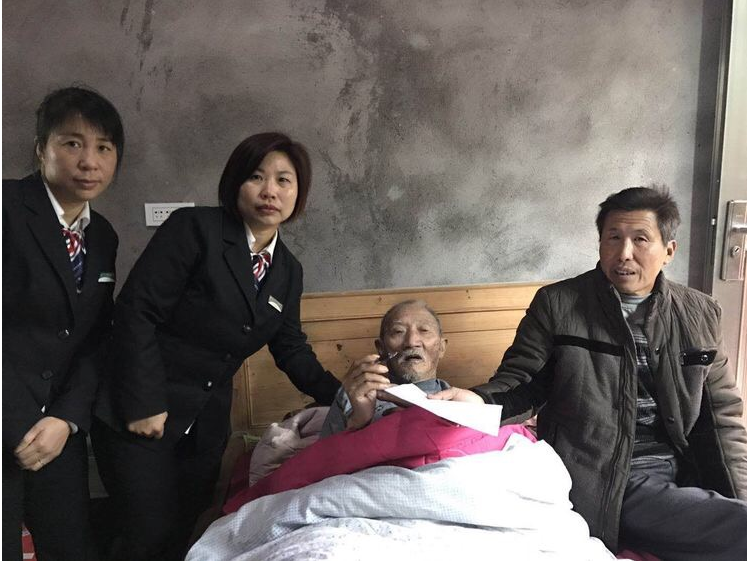 弋阳县邮政储蓄银行主动上门服务贫困户暖人心