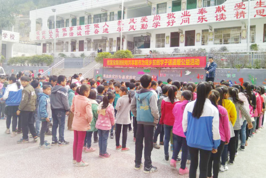 桂富宝轻哇共享超市为瑶乡贫困学子送温暖