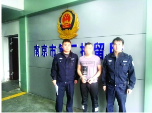 故意别车还竖中指 男子开斗气车在南京被拘6天