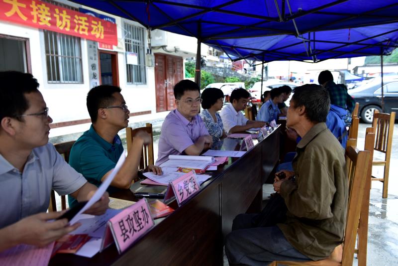 广西大化县委书记杨龙文走基层贴民心见成效