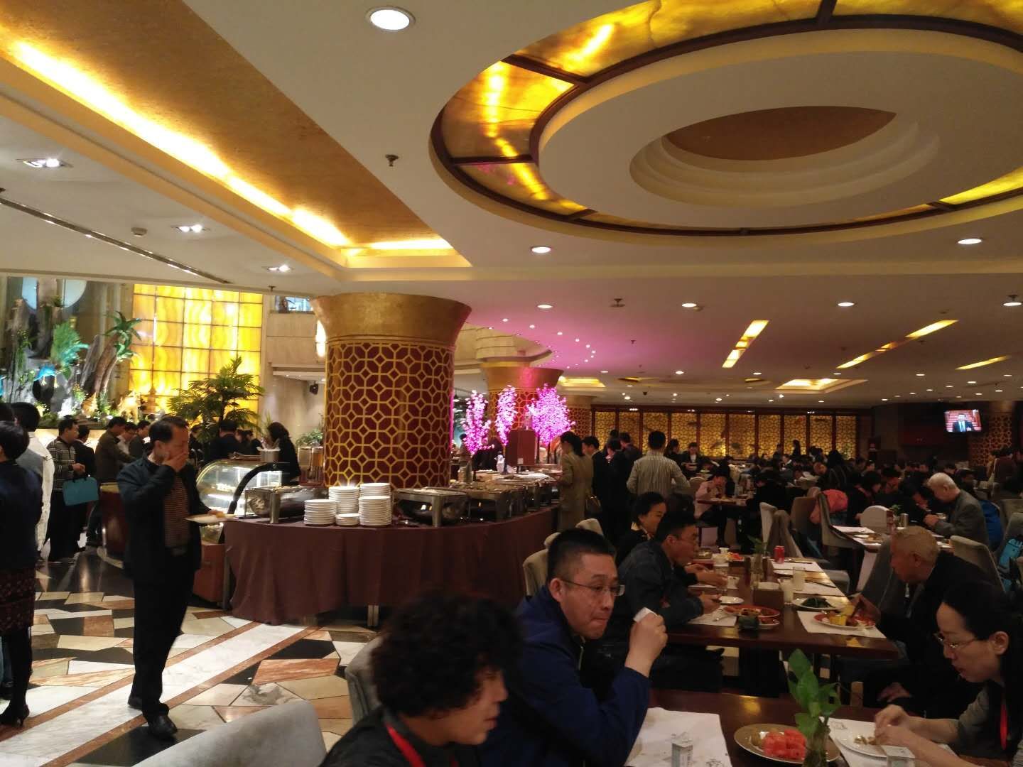 国家卫计委一退休厅官违规坐头等舱由基层单位报销，出席会议晚餐严重超标