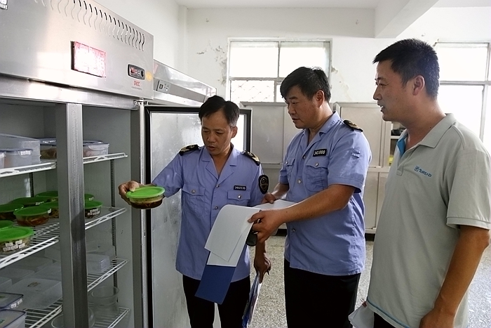 安徽省濉溪县市场监管局迅速开展台风灾后学校食堂食品安全专项检查工作