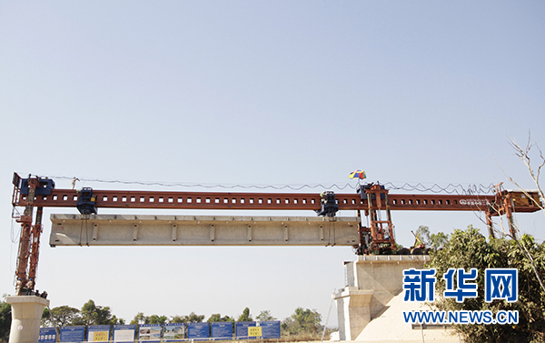 中老铁路最长桥梁开始架梁施工