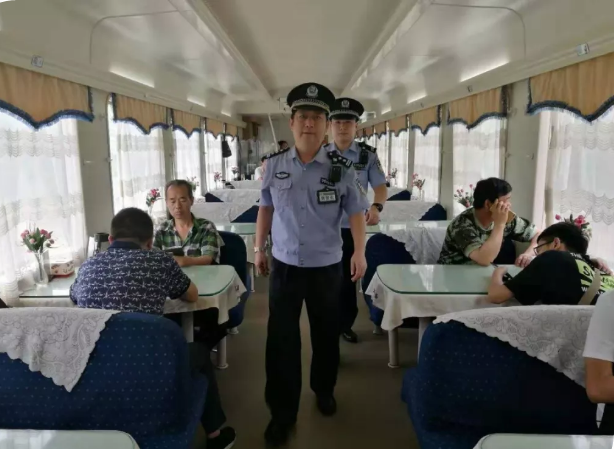 旅客车上遗失钱包 乘警走访帮其找回