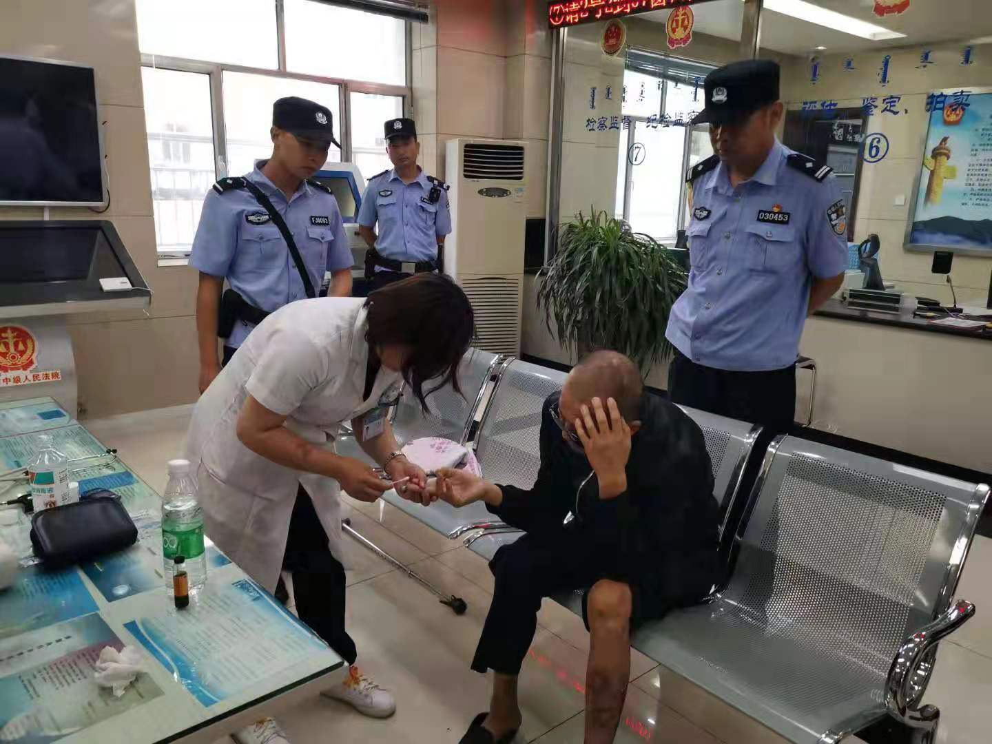 乌海市中院为患病信访人员提供体检服务