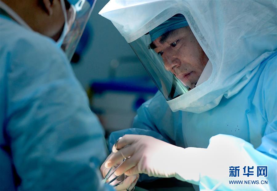 “行走在刀锋上”的外科医生