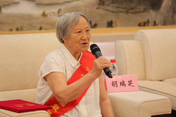 胡瑞芝：用养老金捐资助学近卅载