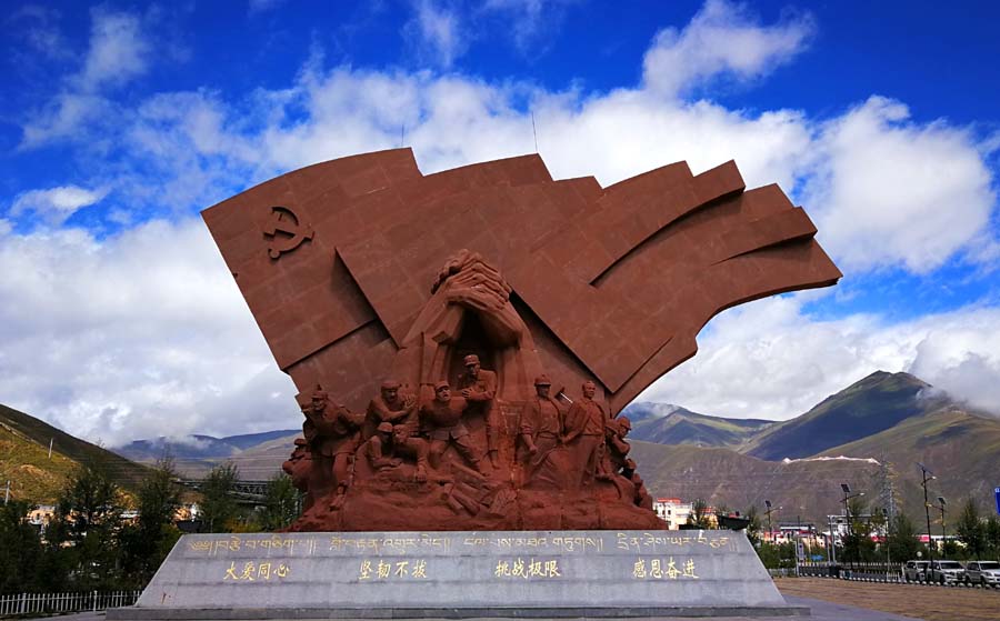 玉树市感恩广场抗震救灾纪念碑记者张雷