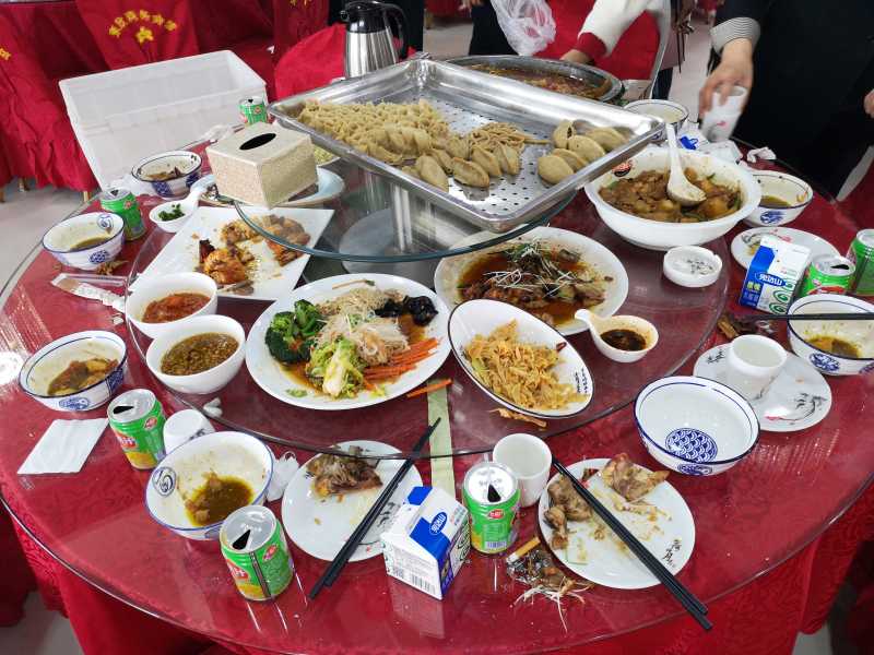鲍鱼龙鳝四头虾，年份好酒软中华：这个脱贫县，“办事”太铺张！