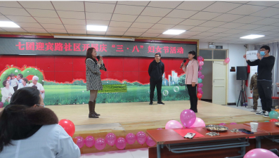 第一师七团职工群众欢欢喜喜庆“三八”