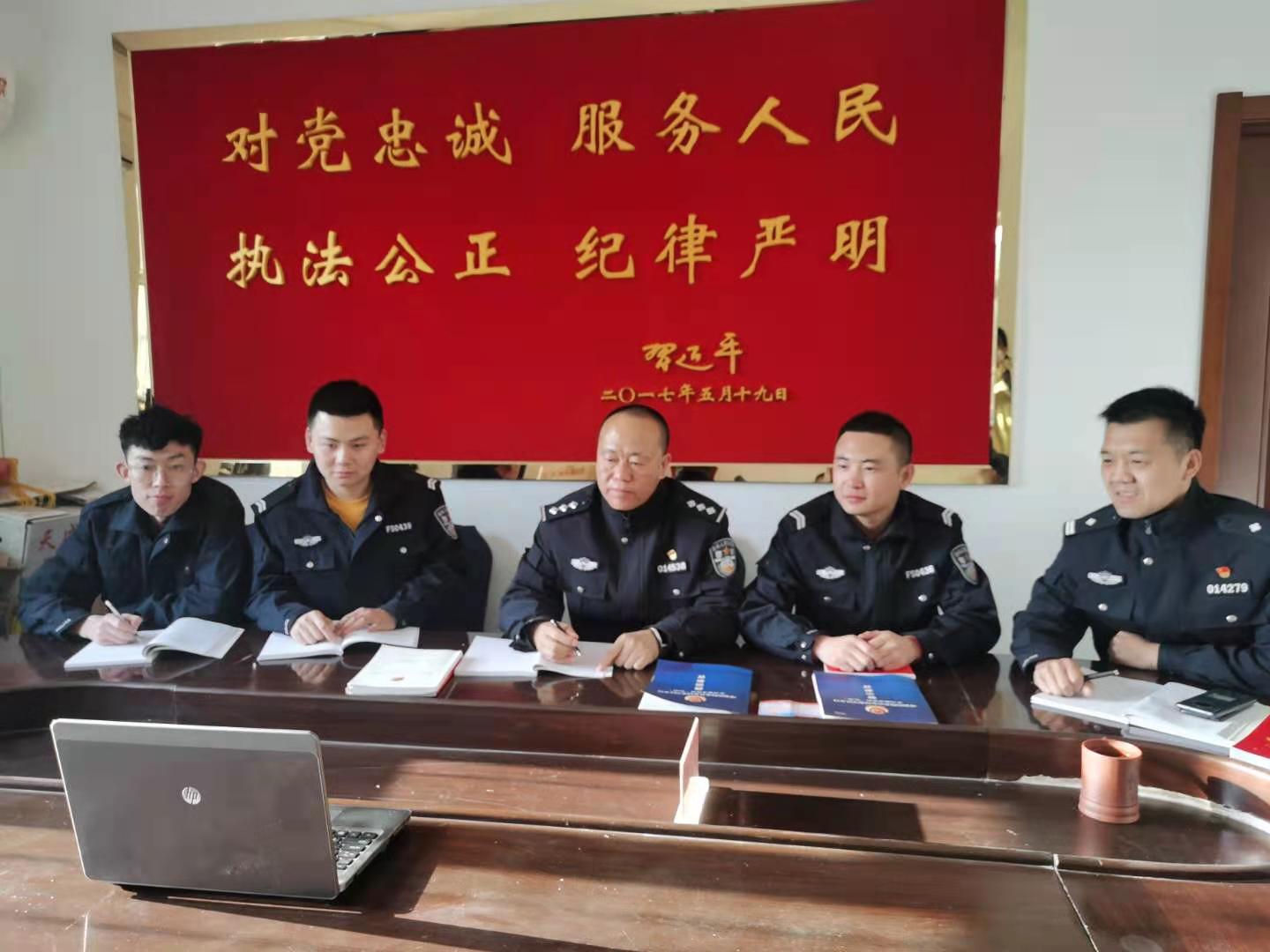 呼市赛罕公安分局刑警五中队组织观看《榜样5》