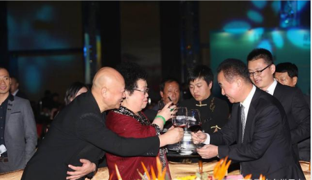 酒局上，老实人只会说“我干了你随意”