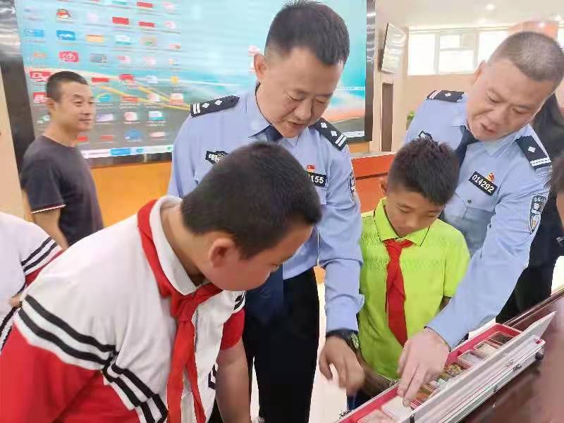 赛罕区公安分局禁毒大队在辖区内小学开展毒品预防教育活动
