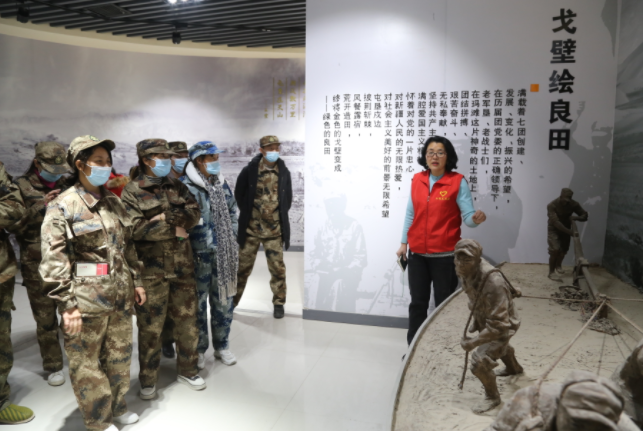 七团图书馆开展志愿者讲团史活动