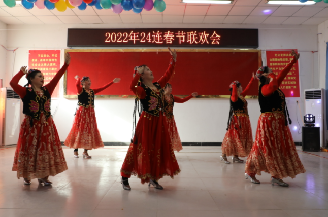 新疆兵团二团“连队春晚”唱出乡村振兴好年景