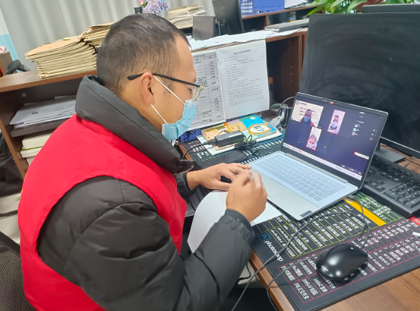 线上助学暖童心 志愿服务显爱行