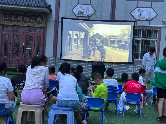 宕昌：红色电影进小区 文明共建促和谐