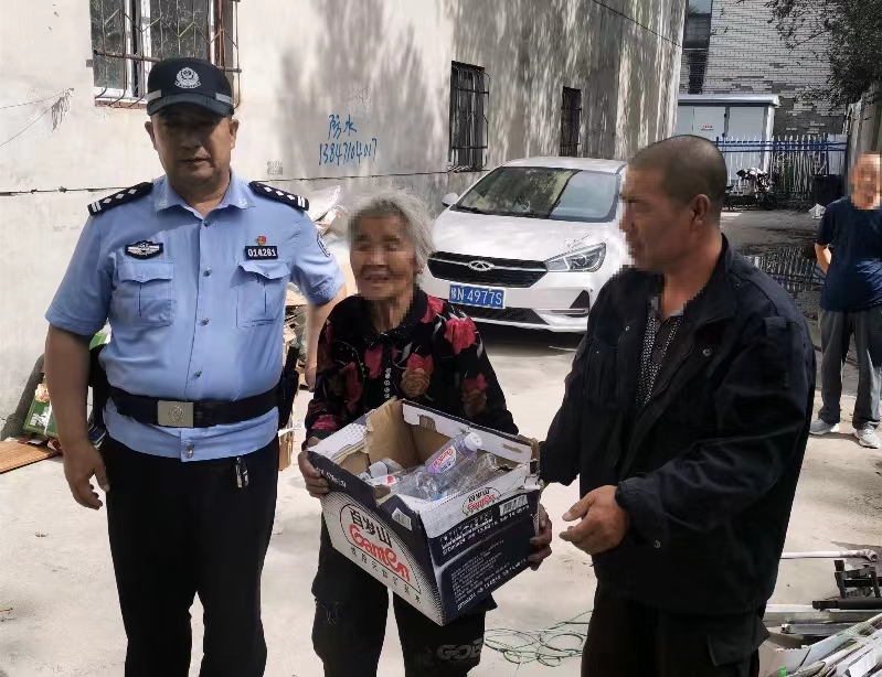 呼和浩特市乌兰察布东路派出所民警暖心送迷路老人回家