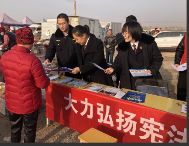 一师阿拉尔市市场监管支队“四个集中”开展国家宪法日宣传