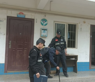 八旬老人寻亲迷路误上高速 特警暖心救助送其回家
