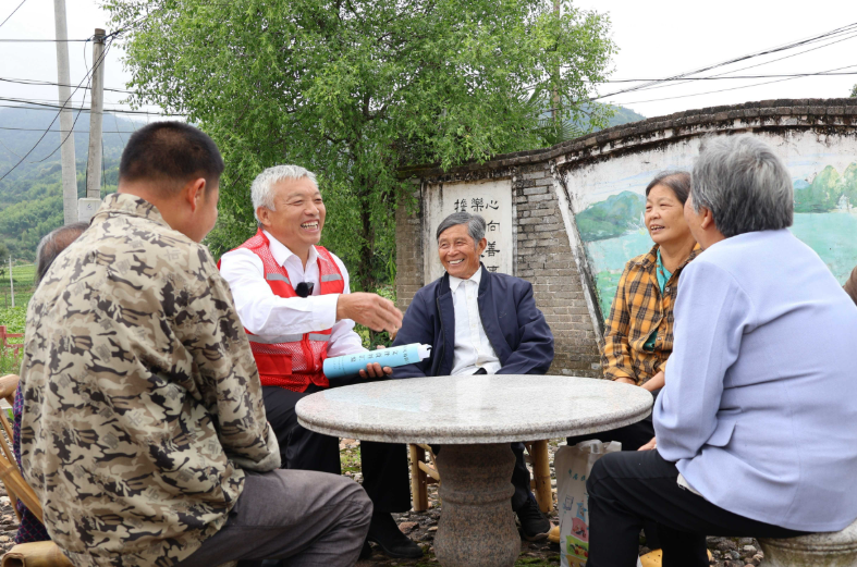 把“话筒”“讲台”交给群众